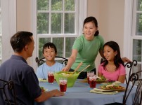family-eating-at-the-table-619142_640